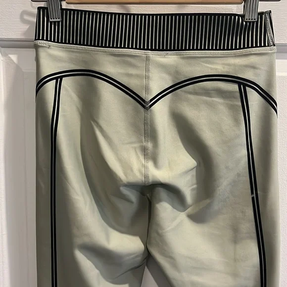 Alo High Waist Air Lift 7/8 Line Up Leggings in Limestone Size Small - Picture 5 of 5